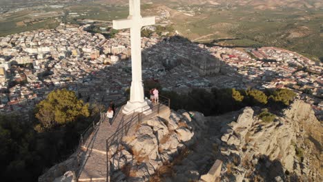 Castillo-De-Jaen,-Spanien-Jaens-Burg-Fliegende-Und-Bodenaufnahmen-Von-Dieser-Mittelalterlichen-Burg-Am-Nachmittag-Im-Sommer,-Es-Zeigt-Auch-Die-Stadt-Jaen,-Die-Mit-Einer-Drohne-Und-Einer-Action-kamera-Mit-4k-24-Fps-Unter-Verwendung-Von-Nd-filtern-Aufgenommen-Wurde