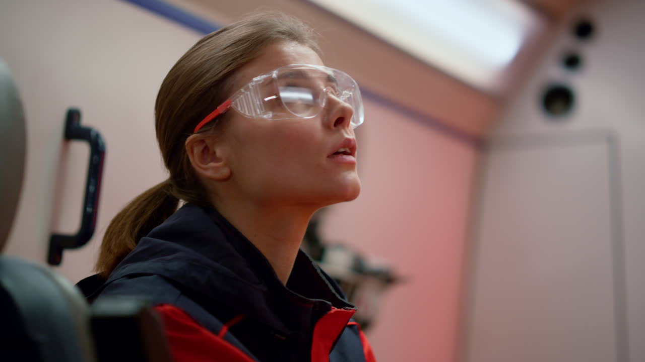 구급차 를 운전 하는 응급 의료인. 응급 차량 안 에 앉아 있는 의사