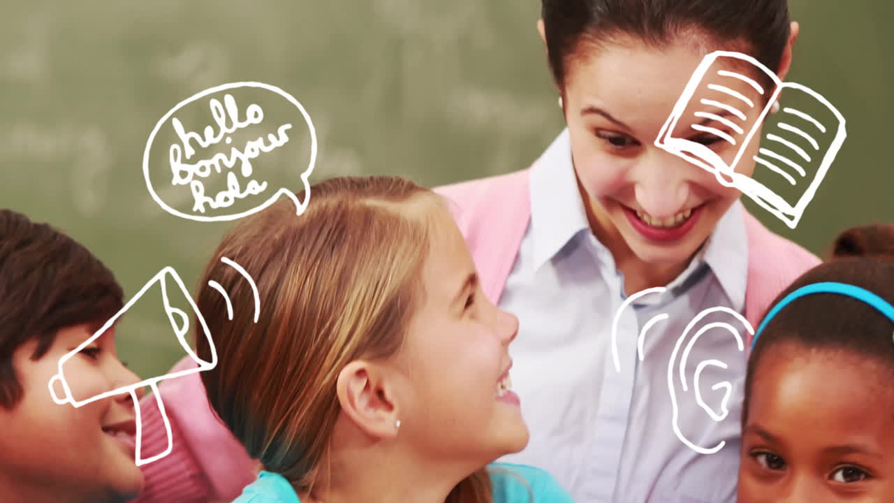 sonriendo y hablando con el maestro, los niños disfrutan del aprendizaje animado en la escuela