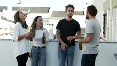 Relaxed-young-people-hanging-out-with-beer