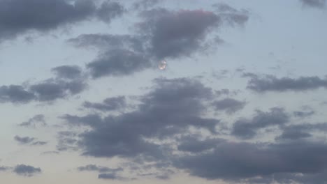 Vista-Tranquila-Y-Relajante-De-La-Luna-Al-Atardecer-Moviéndose-Detrás-De-Las-Nubes