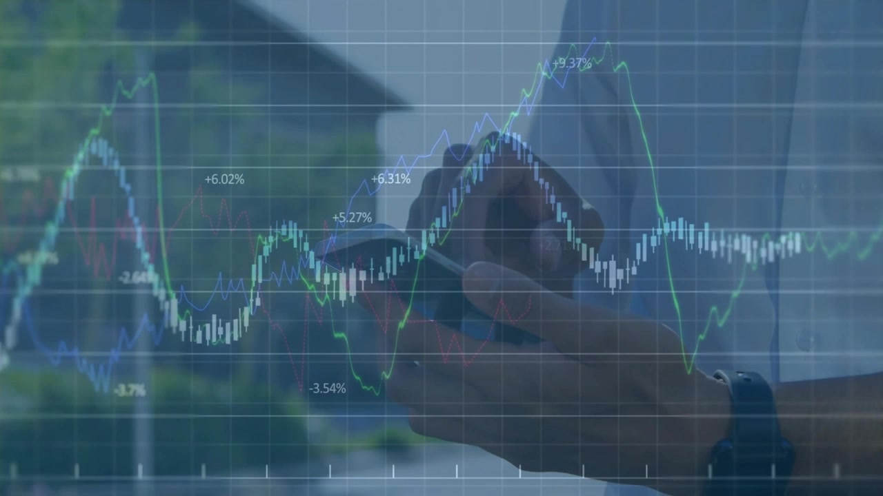 Mand tapper på smartphone ved en plads, hvilket får finansdiagrammer til at stige og stabilisere sig med procentetiketter til handel.