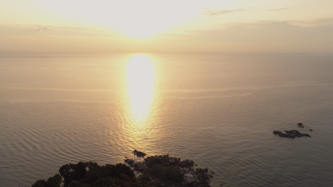 섬들과 함께 바다 위의 해가 뜨는 것