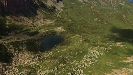 Blick-Hinunter-Auf-Einen-Kleinen-See,-Der-Zwischen-Den-Bergen-Des-Lagorai-Gebirges-In-Italien-Liegt