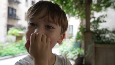 Retrato-De-Un-Niño-Caucásico-Feliz-Divirtiéndose-Al-Aire-Libre