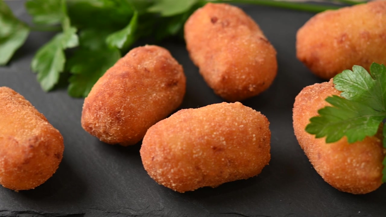 Video: Friterte torskekroketter