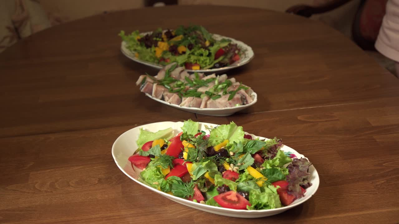manos femeninas toman fotos de platos de comida en la mesa usando un teléfono inteligente moderno.