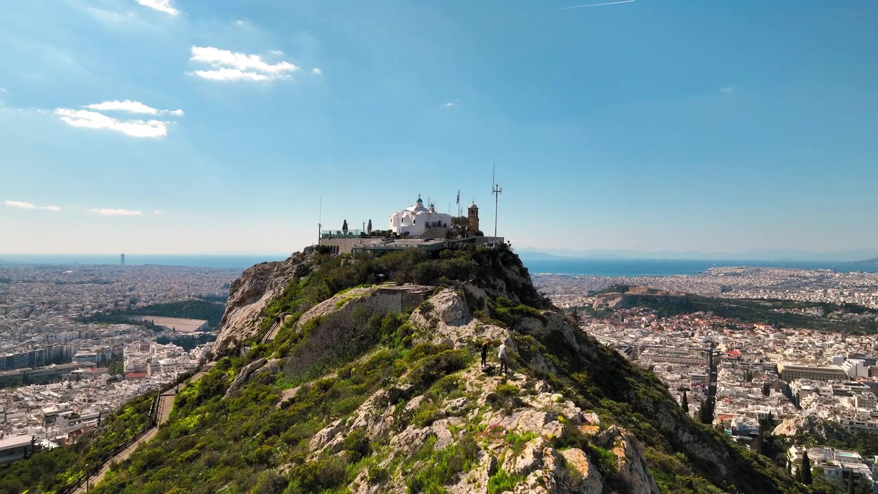 Paesaggio aereo di Atene e del Monte Licabetto sotto il sole di mezzogiorno