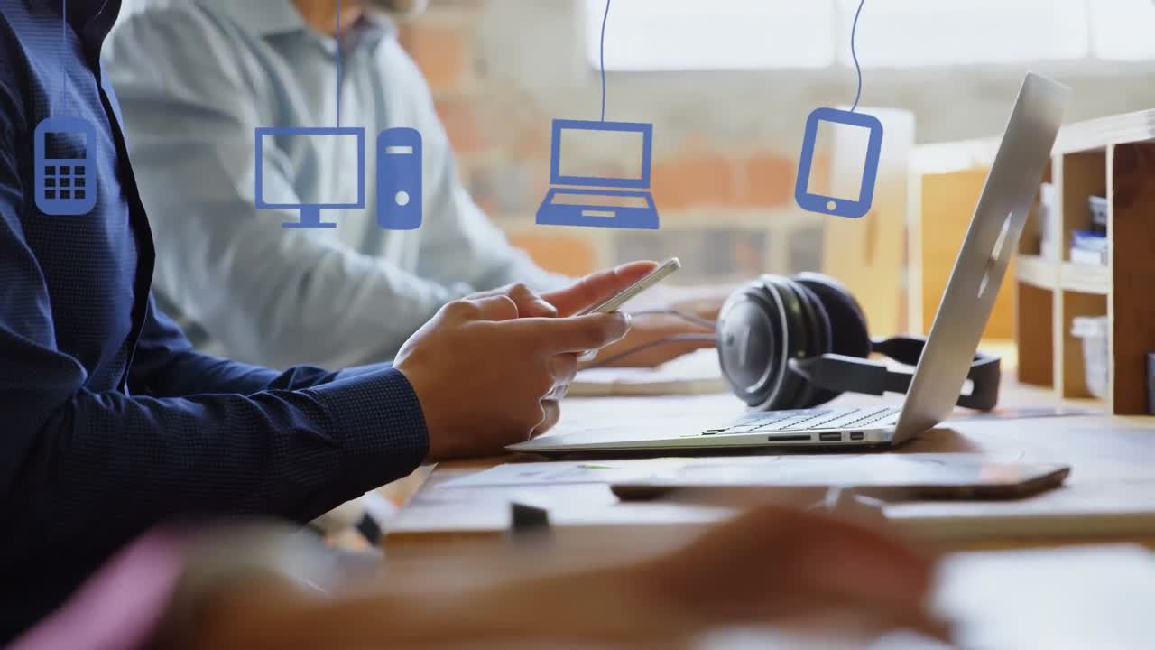 animación de iconos de los medios sobre empresarios caucásicos que usan teléfonos inteligentes