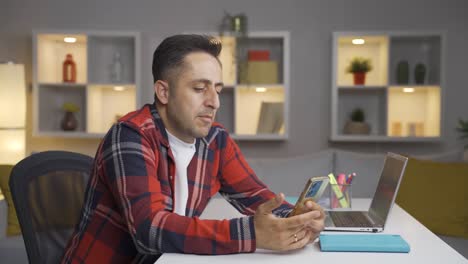 discusión sobre el matrimonio por teléfono.
