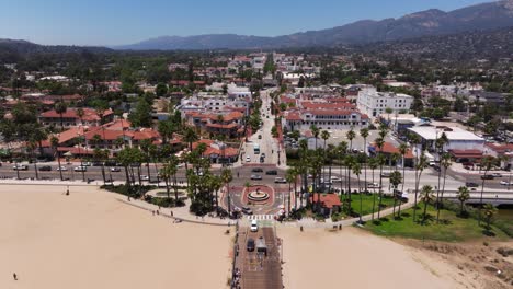 Drohnenaufnahme-Aus-Der-Umlaufbahn-über-Der-Innenstadt-Von-Santa-Barbara,-Kalifornien