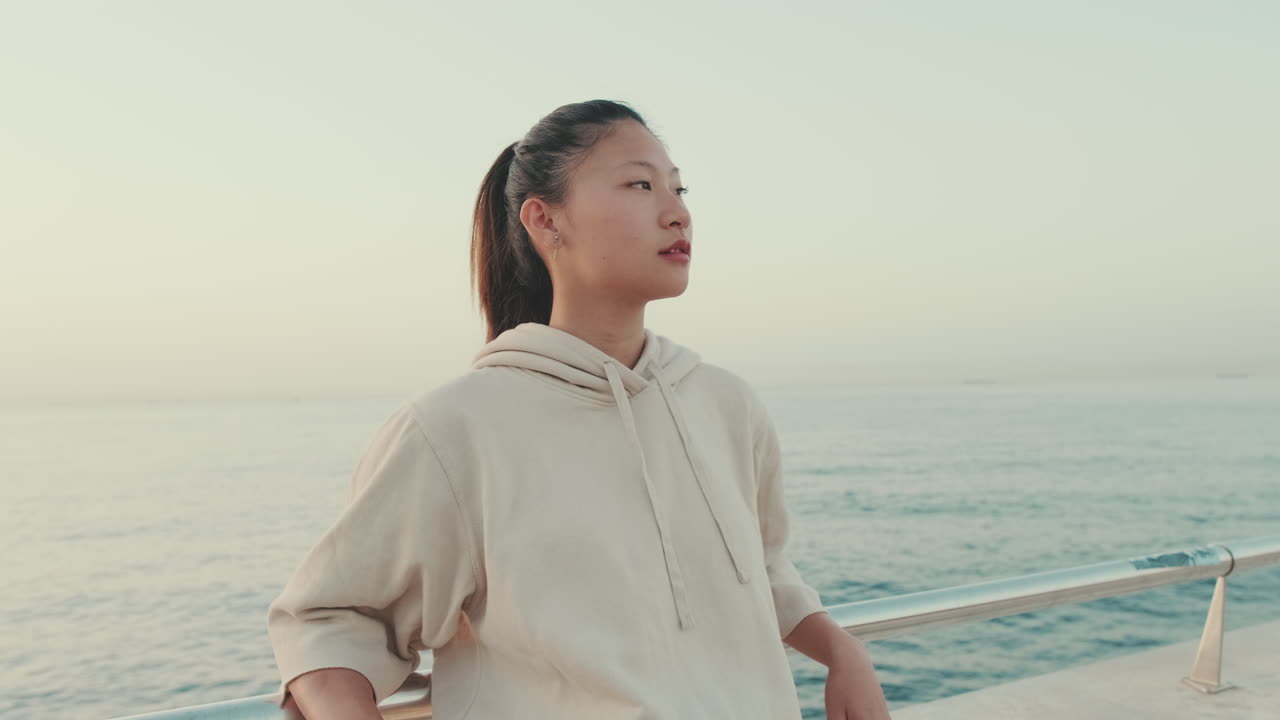 海辺に座る女性
