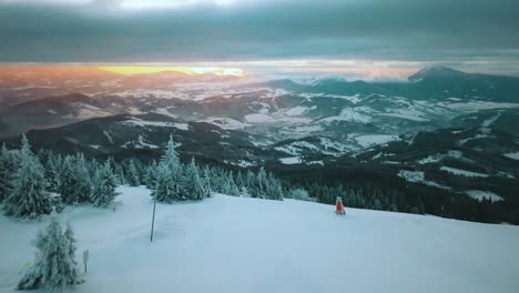 Luftaufnahme-Der-Aufgehenden-Sonne-In-Den-Schneebedeckten-Bergen-Der-Mala-Fatra-An-Einem-Bewölkten-Tag-In-Der-Slowakei