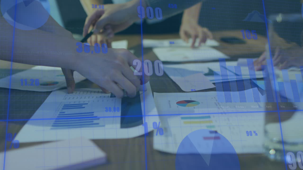 animación del procesamiento de datos financieros sobre diversas personas de negocios