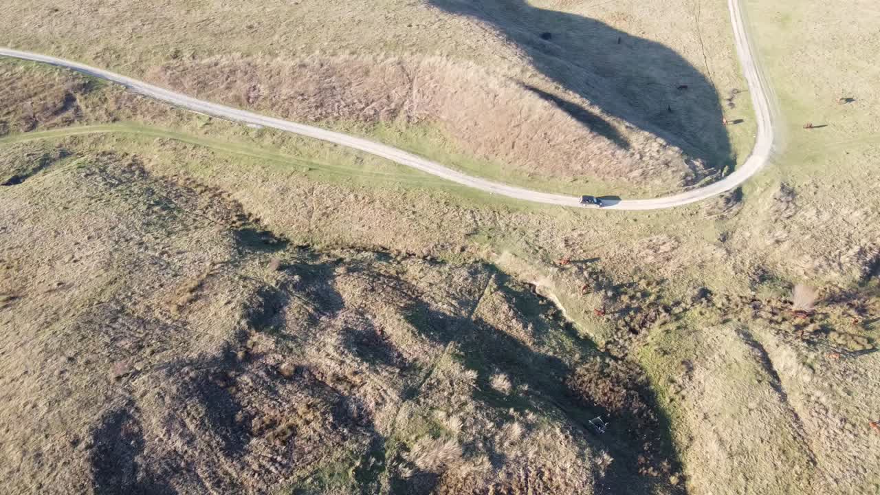 coche en un camino rural filmado desde arriba