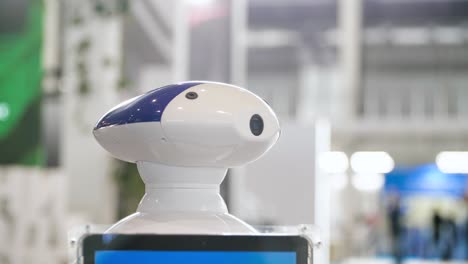 un primer plano de la cabeza de un robot
