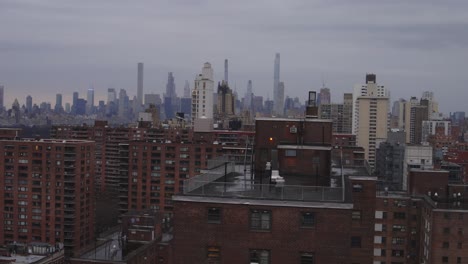 Toma-Estacionaria-De-Edificios-De-Ladrillo-Rojo-Que-Bordean-El-Horizonte-En-El-Valle-De-Manhattan,-Nueva-York,-Nueva-York.