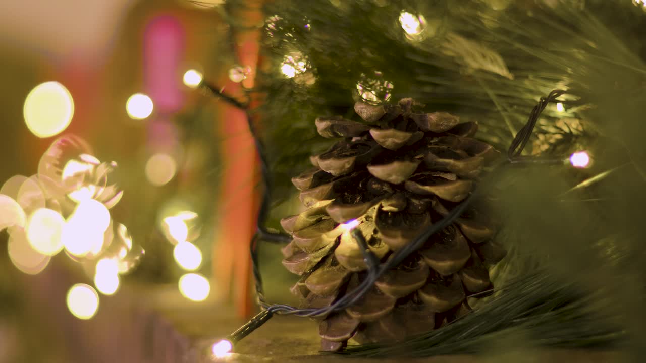 pino de navidad en un chinmey entre luces