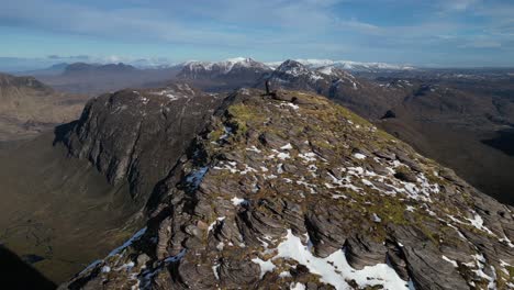 Excursionista-Aéreo-En-La-Cumbre-De-Sgurr-An-Fidhlair,-Coigagh,-Tierras-Altas,-Escocia,-Gran-Revelación-Del-Paisaje