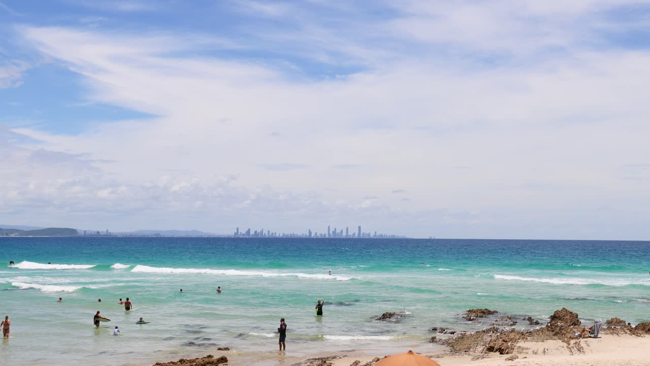 해변 에서 이 잘 내리는 날 을 즐기는 사람 들
