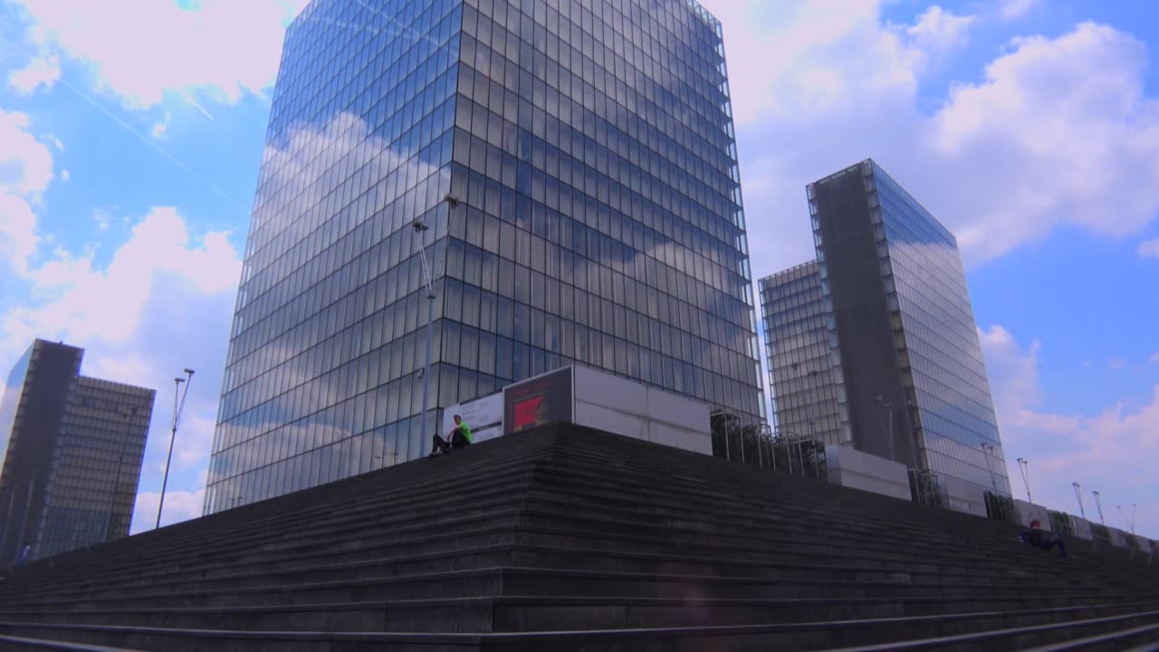 incline hacia un edificio de oficinas de gran altura
