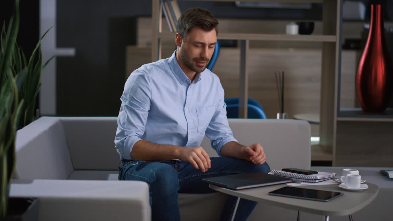 hombre de negocios terminando una llamada de conferencia dejando el trabajo de oficina en un lugar de trabajo remoto.