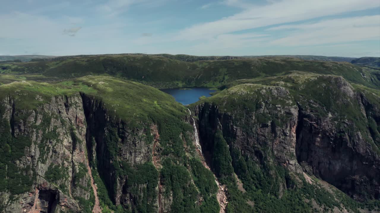 parque nacional gros morne, terranova - empuje en clip de drone de cascada en la montaña
