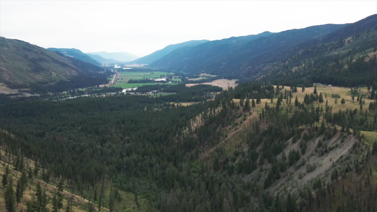 vuelo hundido sobre el valle del río thompson sur cerca de chase en okanagan, bc, canadá