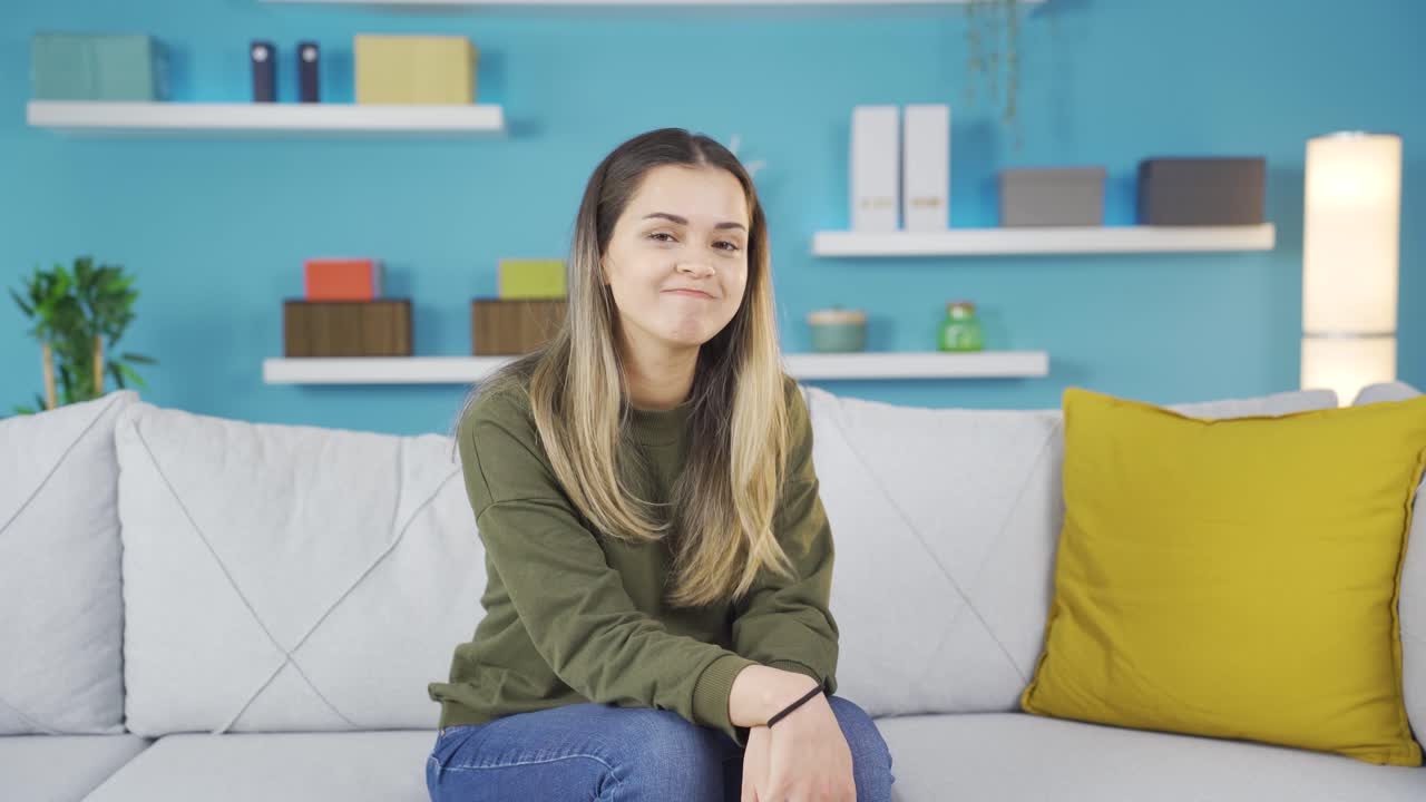 카메라를 존경하는 어린 소녀가 와우라고 말하고 있습니다.