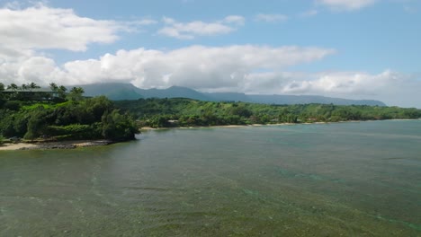 amplio carro aéreo avanzando en un día soleado sobre la playa de anini, kauai, hawaii