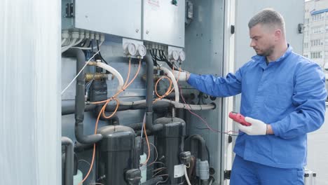 ensayo de resistencia de los sensores de temperatura en la sección de suministro de refrigeración de la unidad de ventilación
