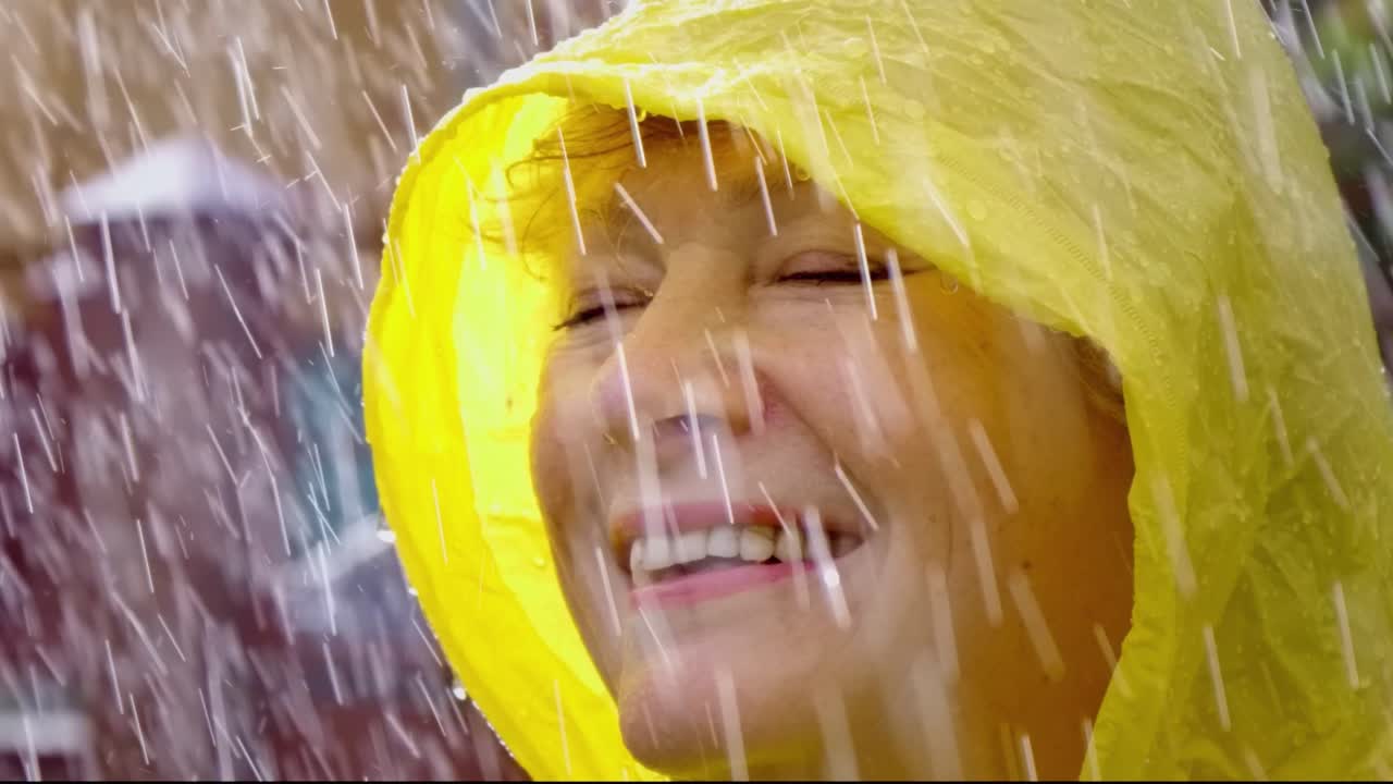 비가 오는 날을 즐기는 여자