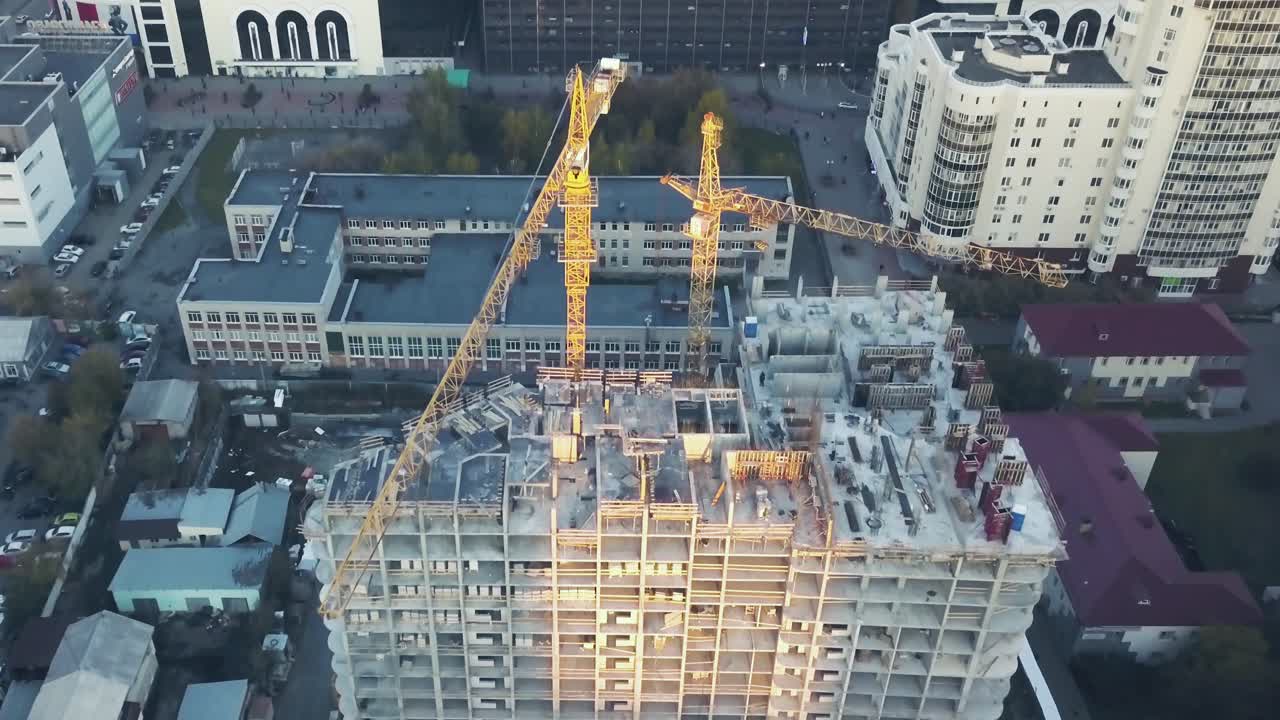 vista aérea del sitio de construcción con grúas