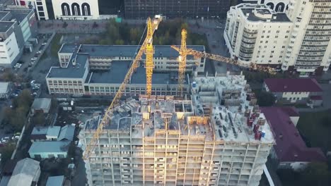 vista aérea del sitio de construcción con grúas