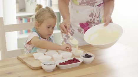 Kleines-Mädchen-Hilft-Mama-Beim-Backen