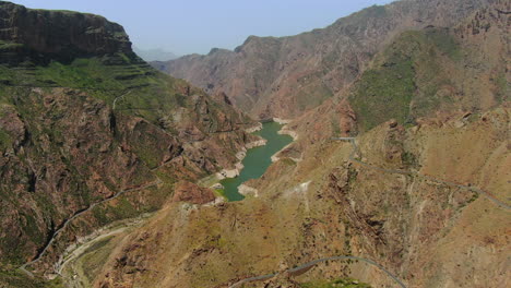 Vista-Aérea-En-órbita-Sobre-La-Presa-Del-Parralillo-En-La-Isla-De-Gran-Canaria-En-Un-Día-Soleado