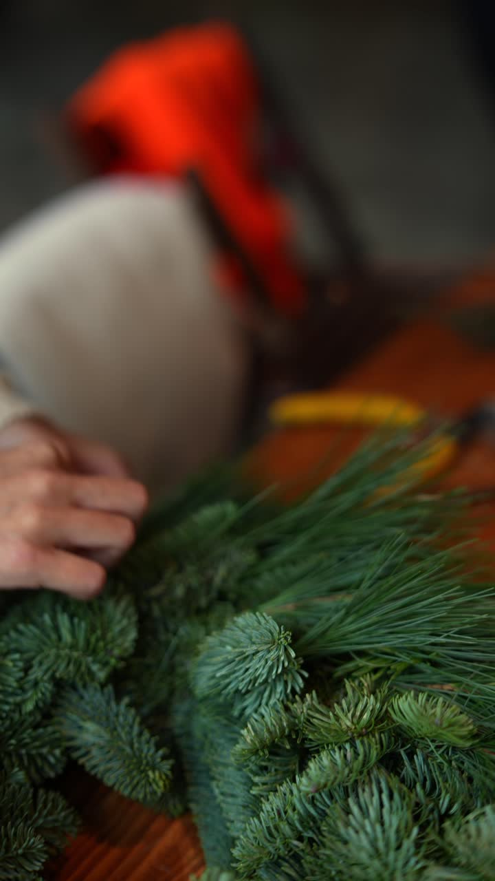 manos haciendo una corona de navidad