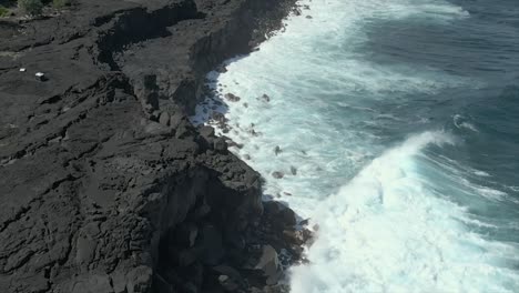 Hd-120fps-Cardán-Aéreo-Olas-Del-Amanecer-Contra-Acantilado-De-Lava