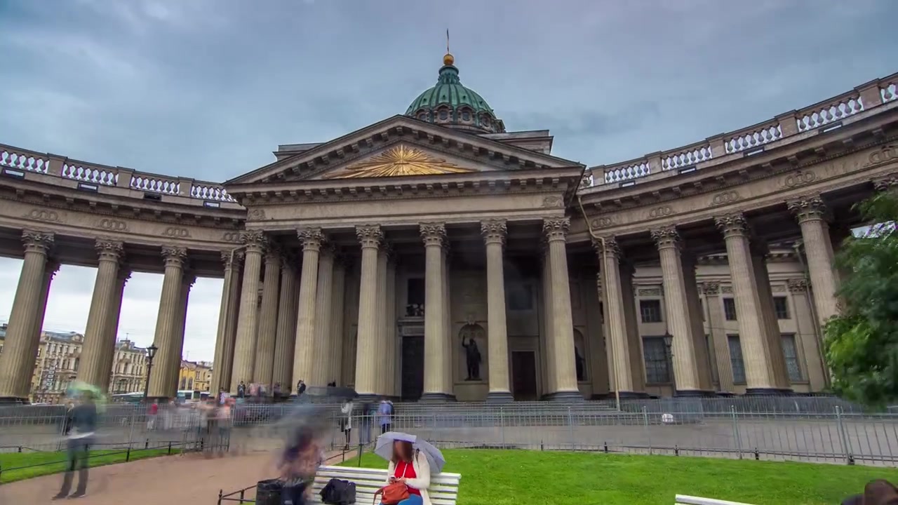 Vivi la bellezza della Cattedrale di Kazan (Kazanskiy Kafedralniy Sobor) a San Pietroburgo attraverso questo timelapse hyperlapse, sullo sfondo di un cielo nuvoloso. Catturato dalla piazza del parco di fronte all'ingresso