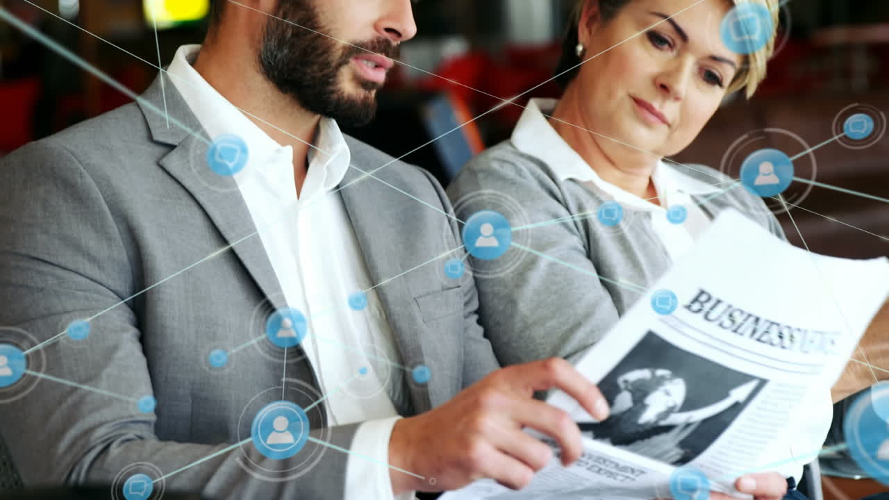animación de una red de iconos digitales sobre diversos hombres y mujeres de negocios que leen periódicos