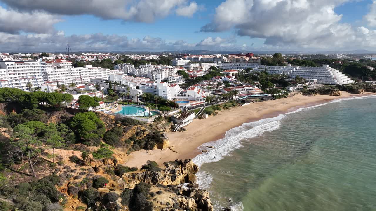hoteles de arquitectura frente al mar de albufeira - algarve, ulbufeira, portugal - droneview estabilizado en 4k