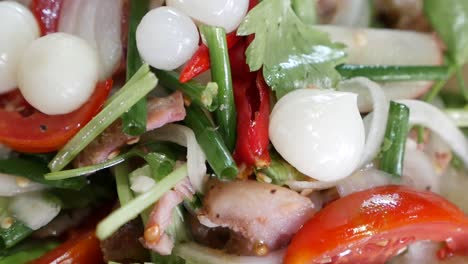 imágenes de primer plano de ensalada de ternera a la parrilla caliente y agria al estilo tailandés con hierbas y pepinillo de ajo