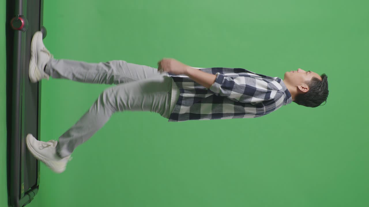 으로 보기: 녹색 스크린 배경에서 는 아시아 남자의 전체 몸
