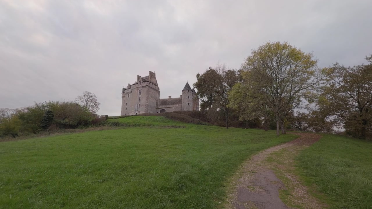 Scatto del famoso e antico Château du Bouchet (Castello di Le Bouchet) a Rosnay, Francia, in una giornata nuvolosa con terreno verde in primo piano.