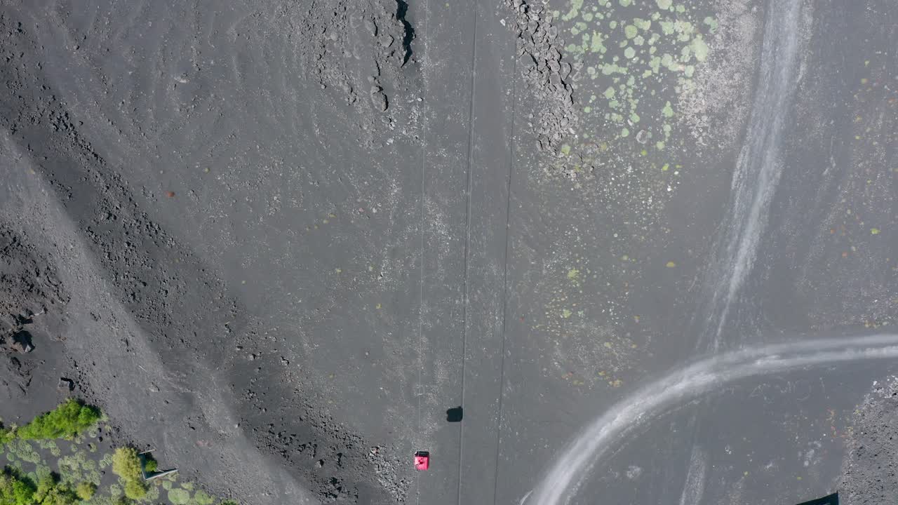 이탈리아 에트나 화산 근처 스키리프트 위를 나는 드론