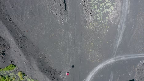 dron volando por encima de remontes cerca del volcán etna en italia