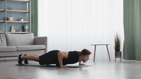 hombre haciendo flexiones en casa
