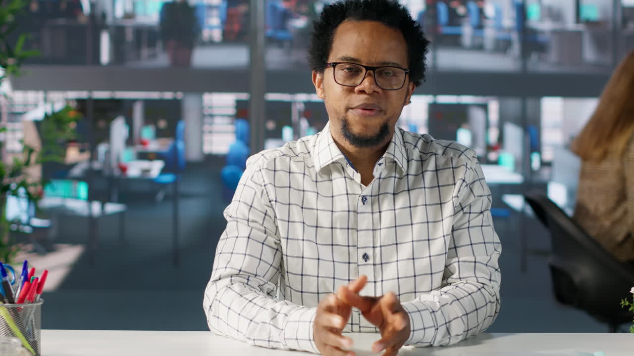 hombre en la oficina