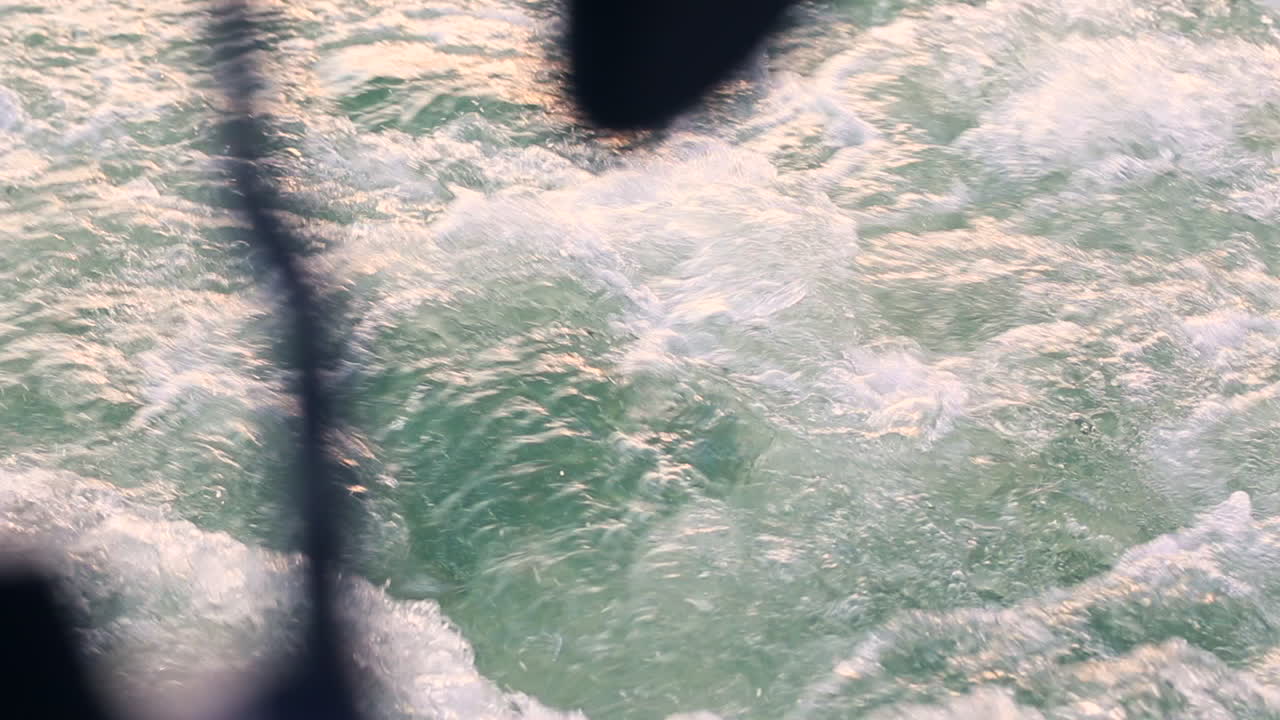 движение воды от лодочного мотора с удочкой не в фокусе