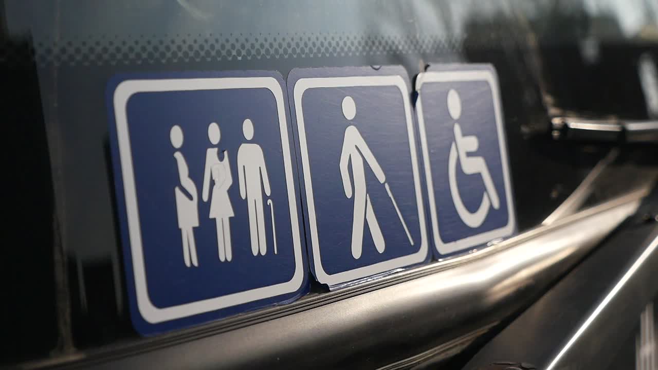 Aksesibilitas Transportasi Umum dan Tanda Tempat Duduk Prioritas
